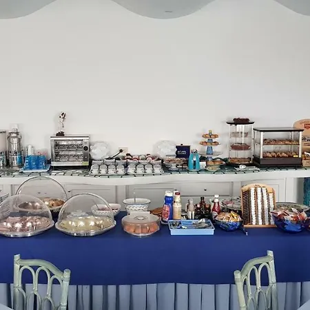 فندق Hotel Holiday 3*